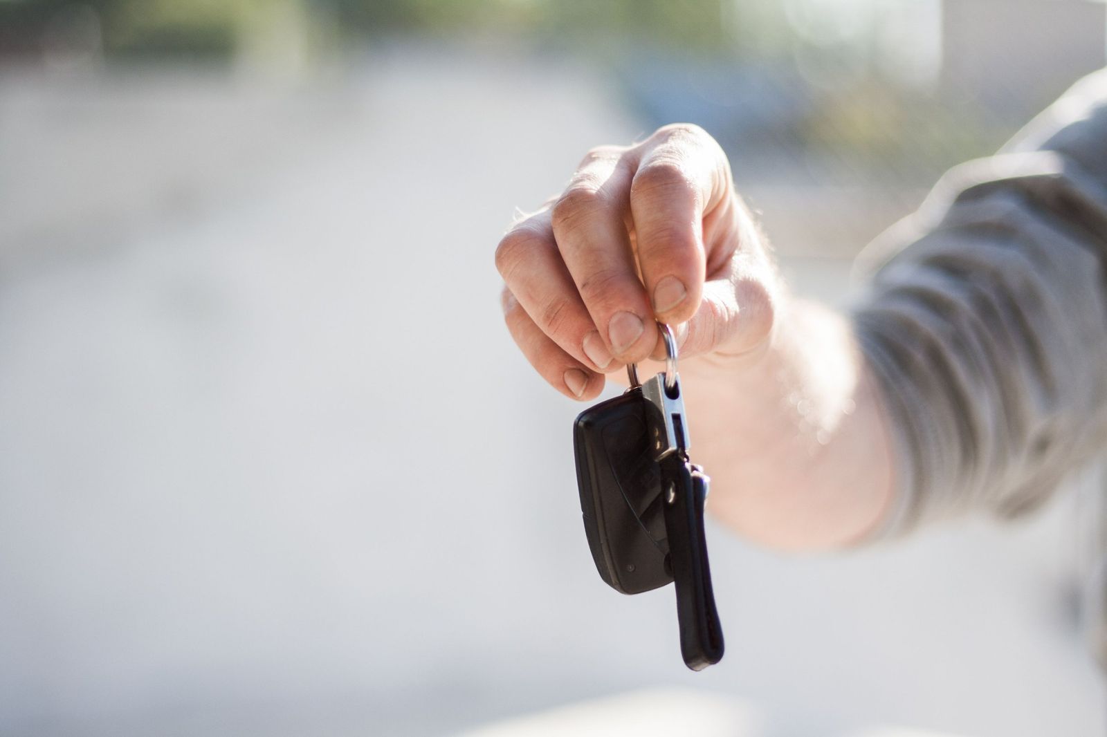 Una mano sosteniendo las llaves de un auto
