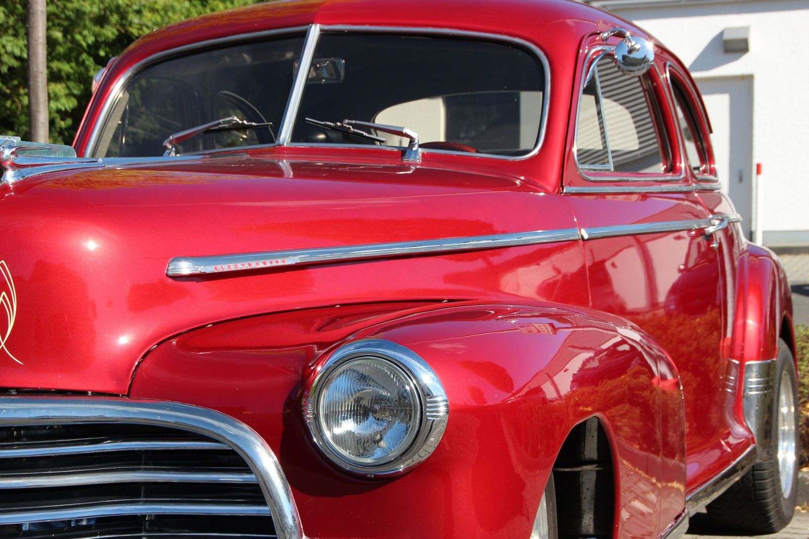 Un auto clásico rojo restaurado de los años cuarenta