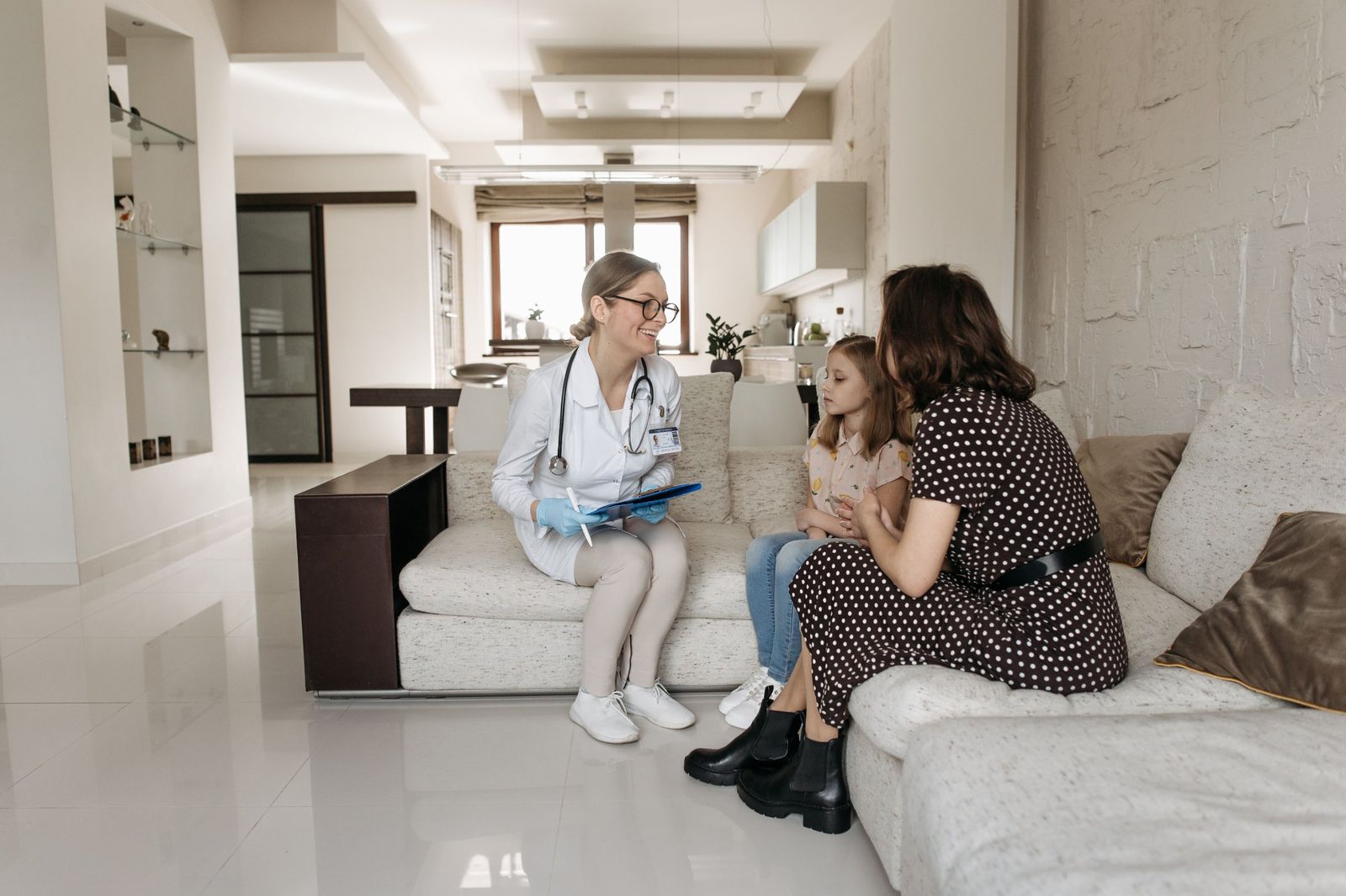 Una doctora conversando con una madre y su hija
