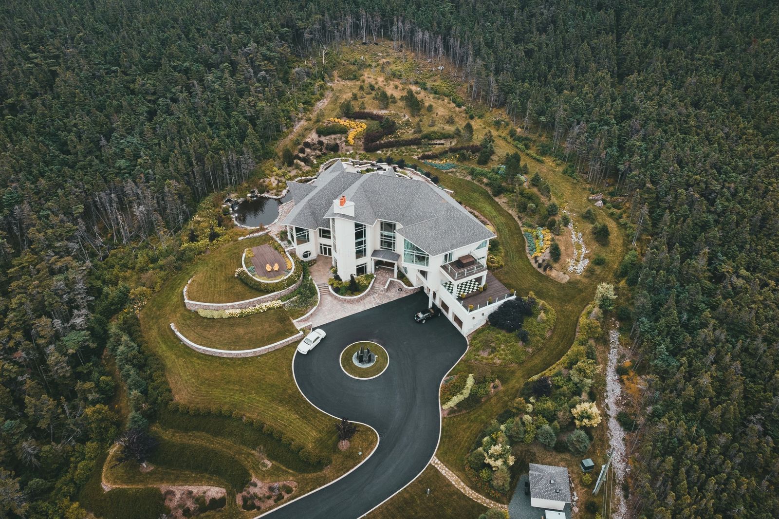 Vista aérea de una casa grande rodeada de bosque