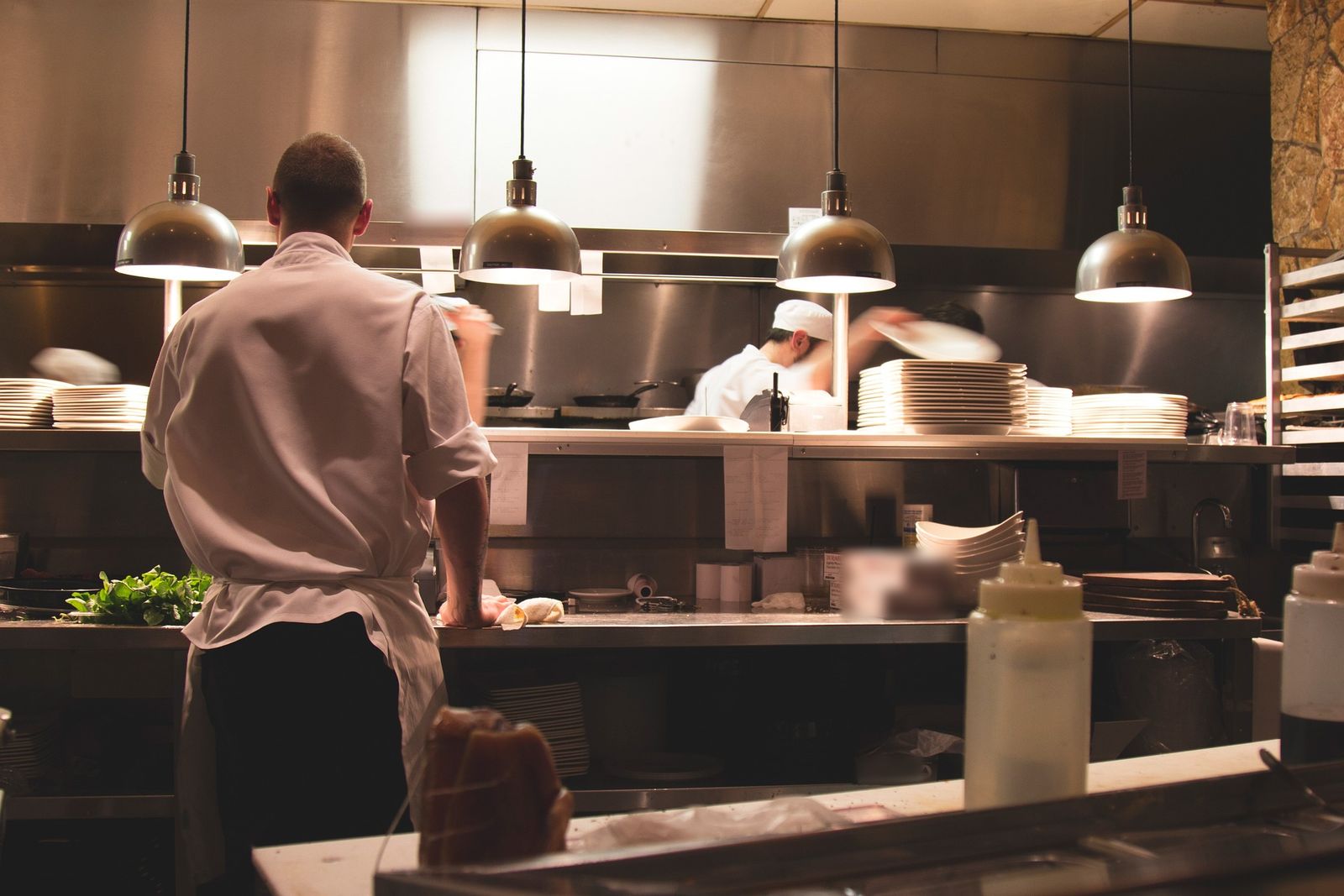 Cocineros trabajando en la cocina de un restaurante