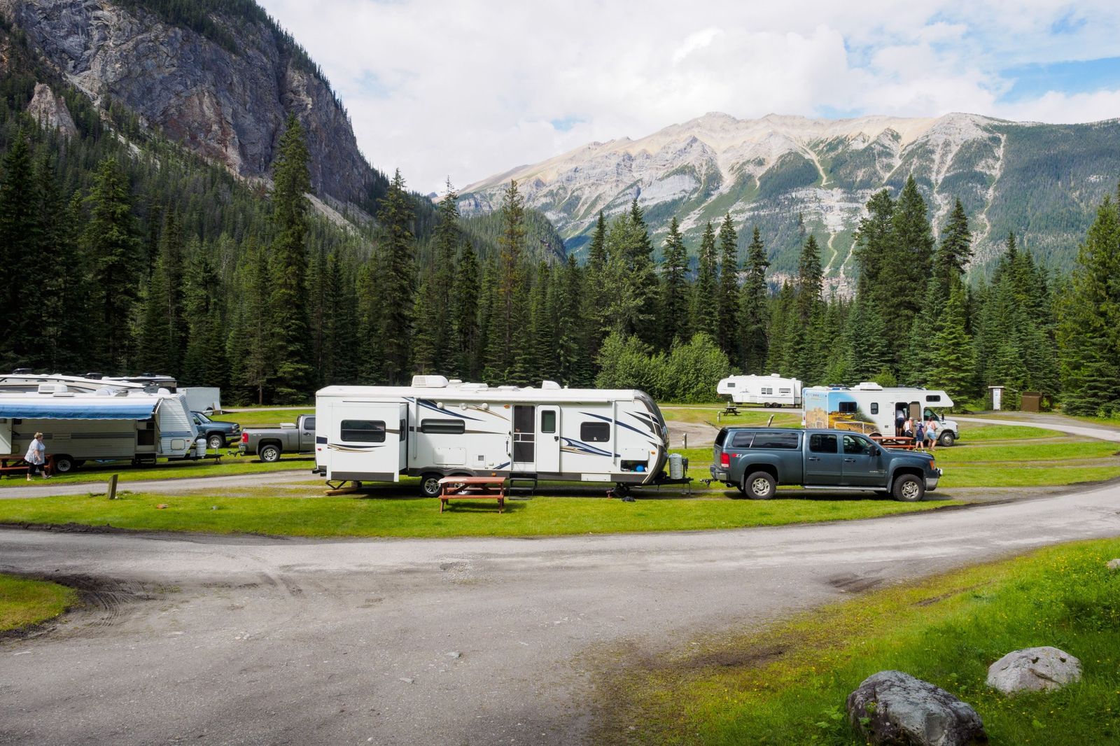 Tráileres de viaje y una casa rodante en un campamento en las montañas